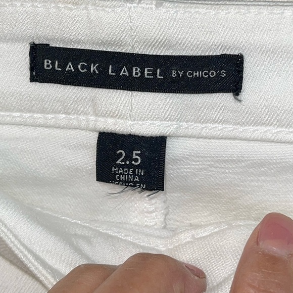 Chico’s Black Label white embroidered leg jeans. Size 2.5.(14) EUC never worn - Picture 5 of 6